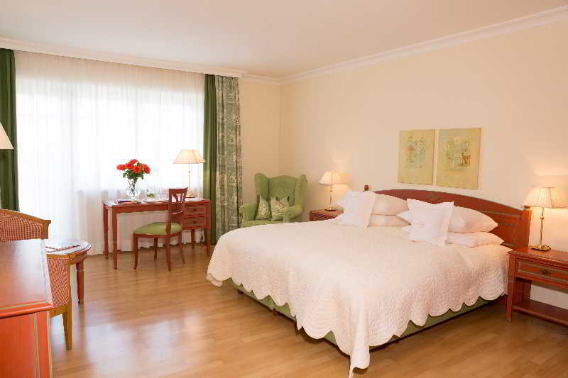 Hotel Pienzenau Am Schlosspark Merano Exterior photo